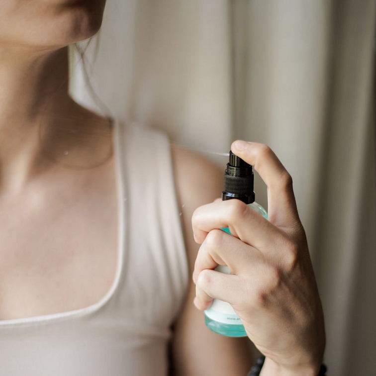 dívka aplikující si hydratační mlhu Modré z nebe