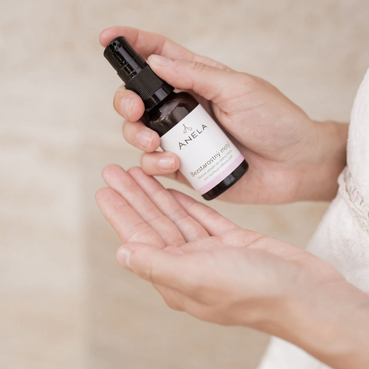 ruce držící olejové sérum Bezstarostný motýl