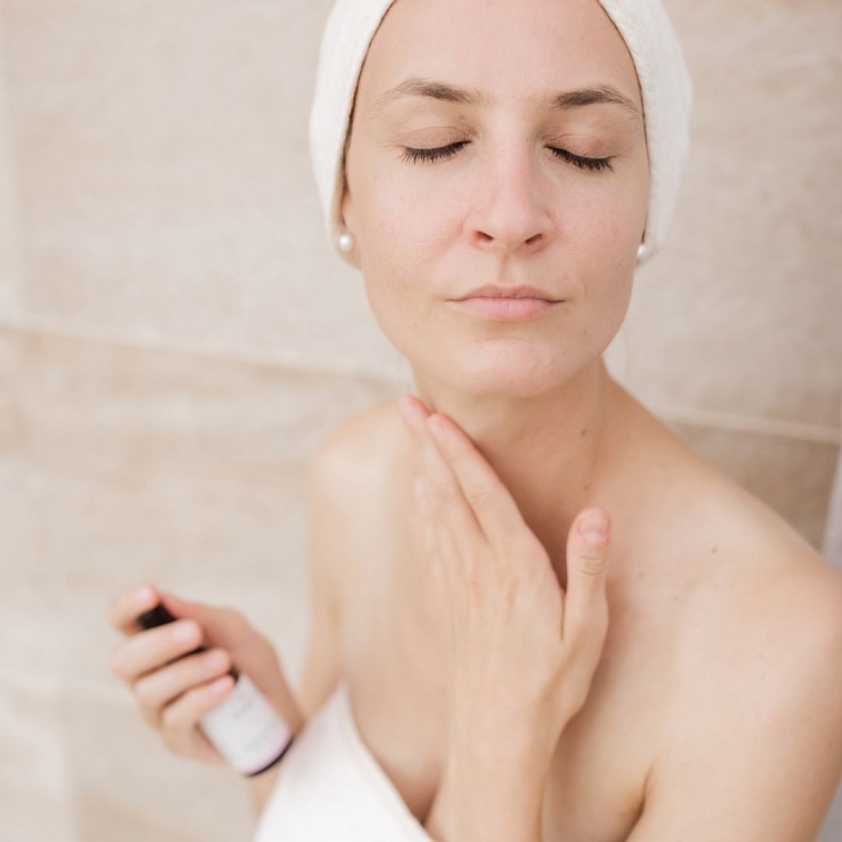 žena nanášející si olejové sérum Bezstarostný motýl