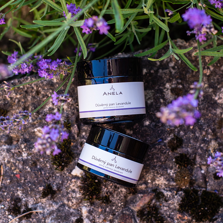 Přírodní deodorant bez hliníku: Důvěrný pan Levandule, okolo levandule