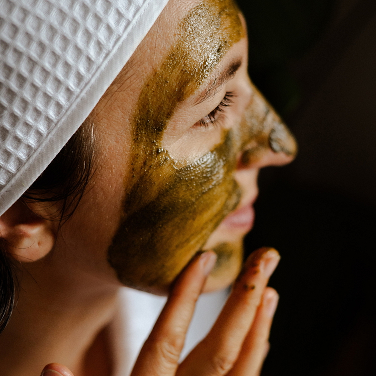 žena aplikující si pleťovou masku