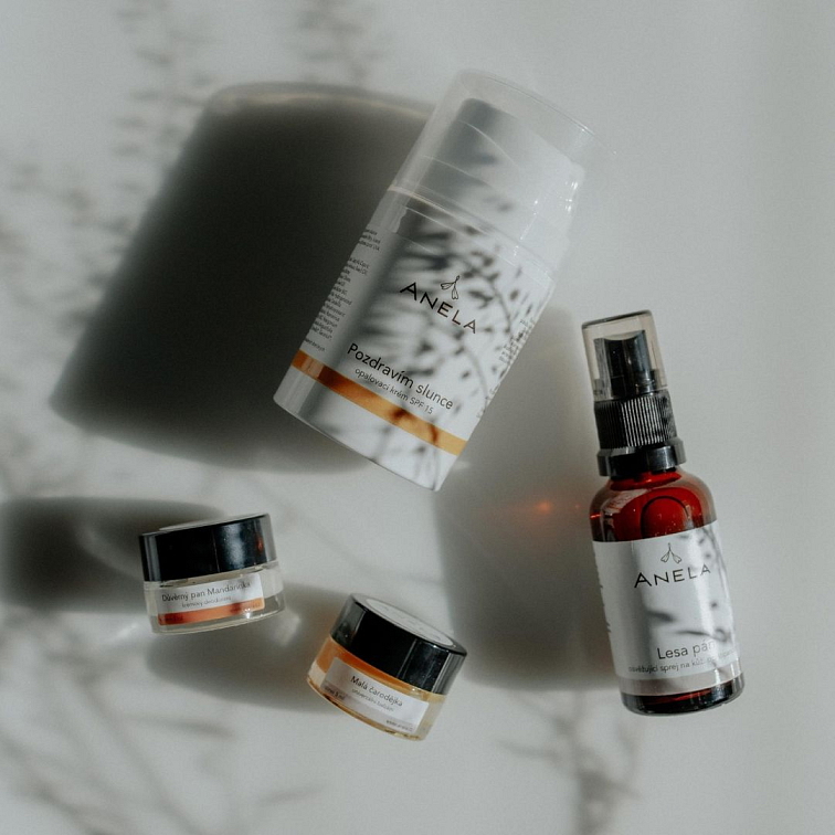 mini balení produktů kosmetiky vhodné do letních dní, na bílém podkladě