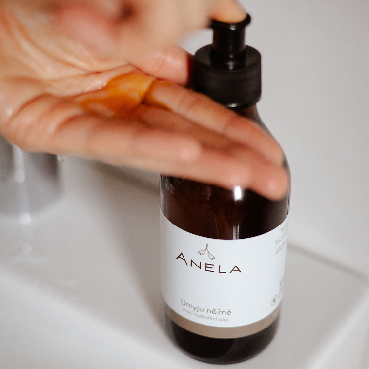 ruka dávkující pumpičkou mycí hydrofilní olej Umyju něžně