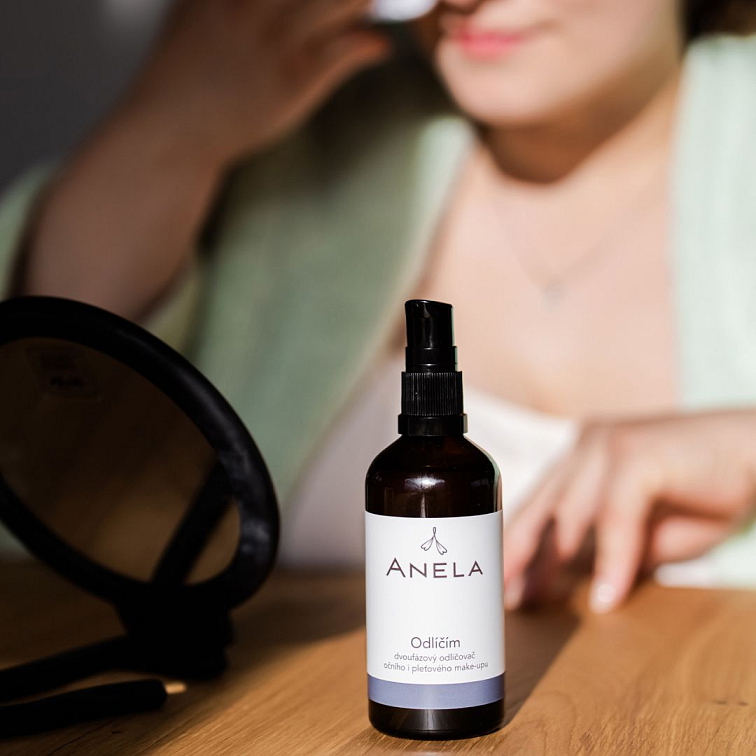 dívka omývající si tvář přírodní čistící pěnou