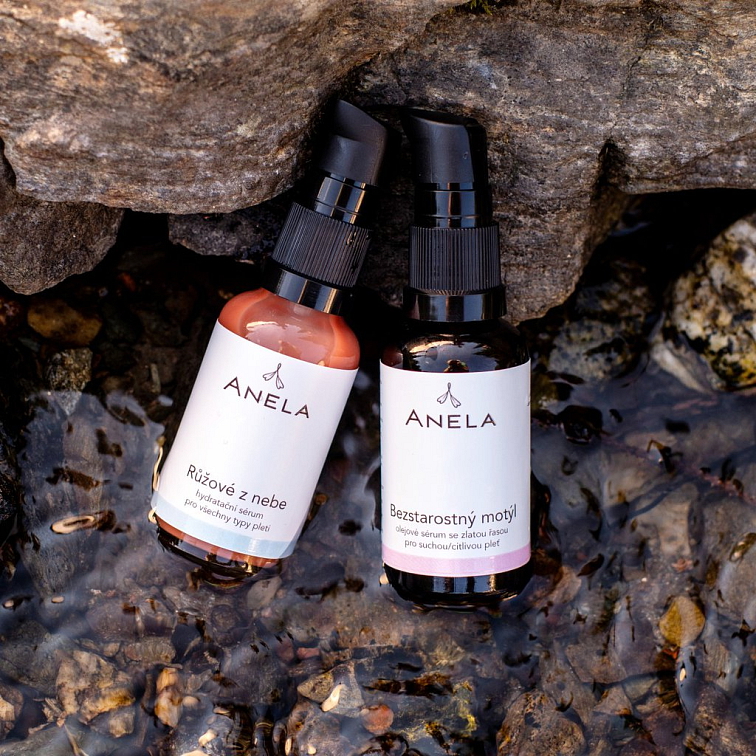 kosmetická sada pro hydrataci a výživu suché a citlivé pleti, v pozadí kameny