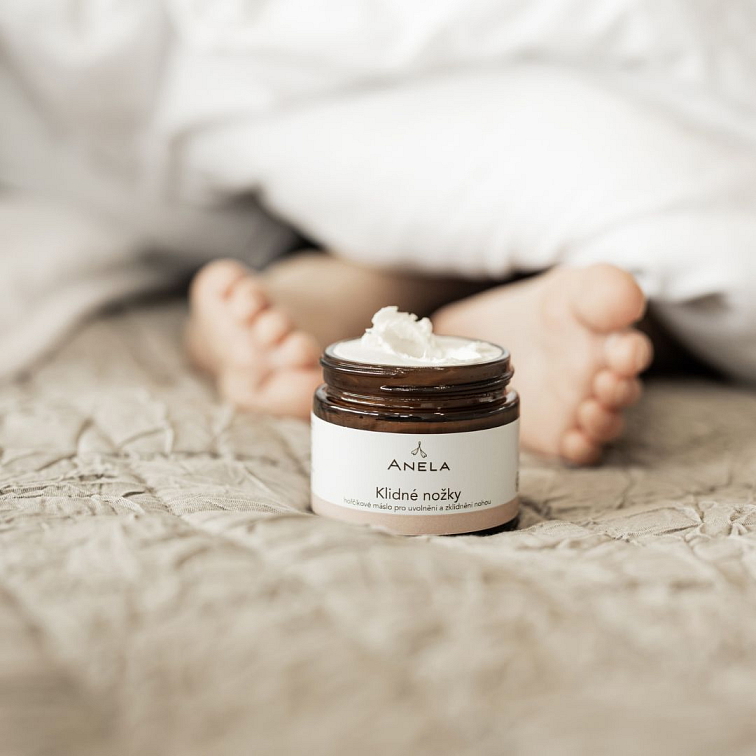 šlehané máslo Klidné nožky, v pozadí dětské nohy
