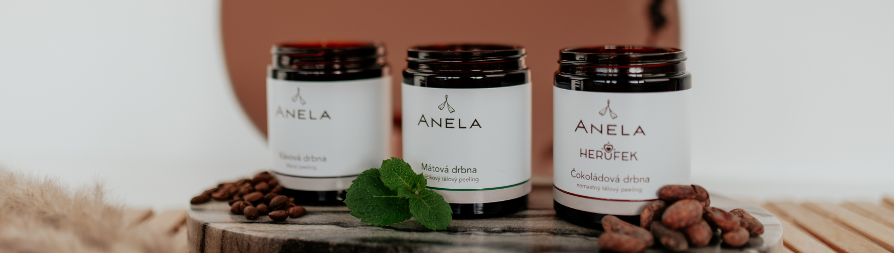 Peeling nebo scrub? Jak vybrat a správně používat exfoliační kosmetiku v péči o pokožku