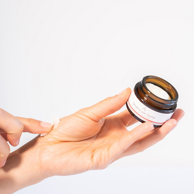 ruka držící přírodní deodorant bez hliníku: Důvěrný pan Santal
