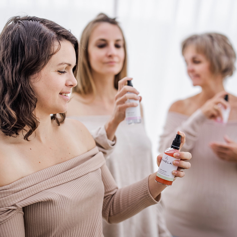 tři ženy, aplikující si tonizační séra