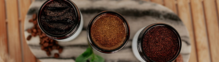 Peeling nebo scrub? Jak vybrat a správně používat exfoliační kosmetiku v péči o pokožku