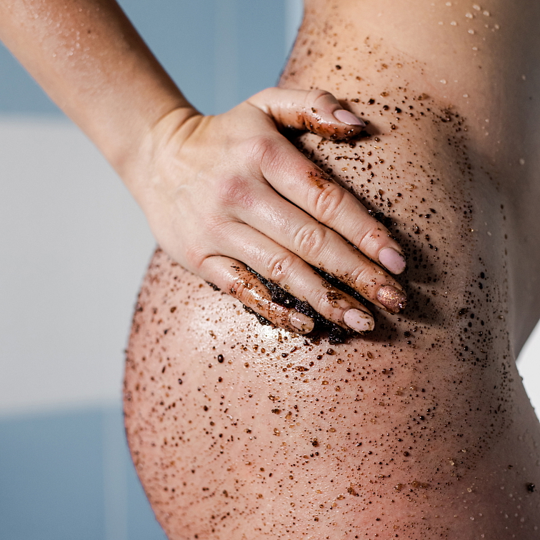 Peeling nebo scrub? Jak vybrat a správně používat exfoliační kosmetiku v péči o pokožku