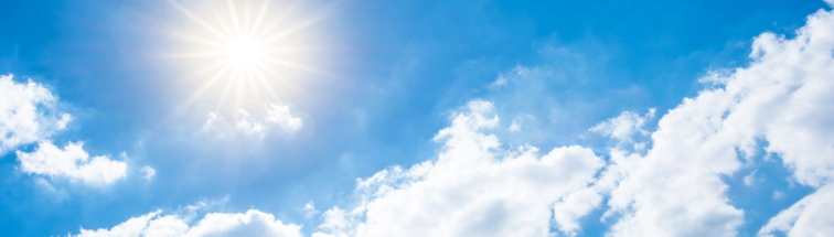 modré nebe s bílými mraky a sluncem