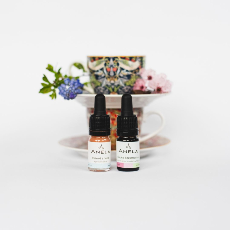 kosmetická sada pro hydrataci a výživu každého typu pleti, lahvičky s produkty stojí u hrnečků