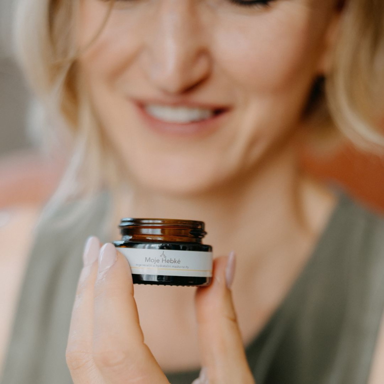 žena držící si před obličejem regenerační a hydratační masku na rty Moje hebké