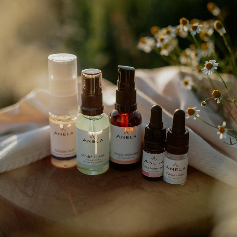 produkty pleťové kosmetiky, v pozadí květiny