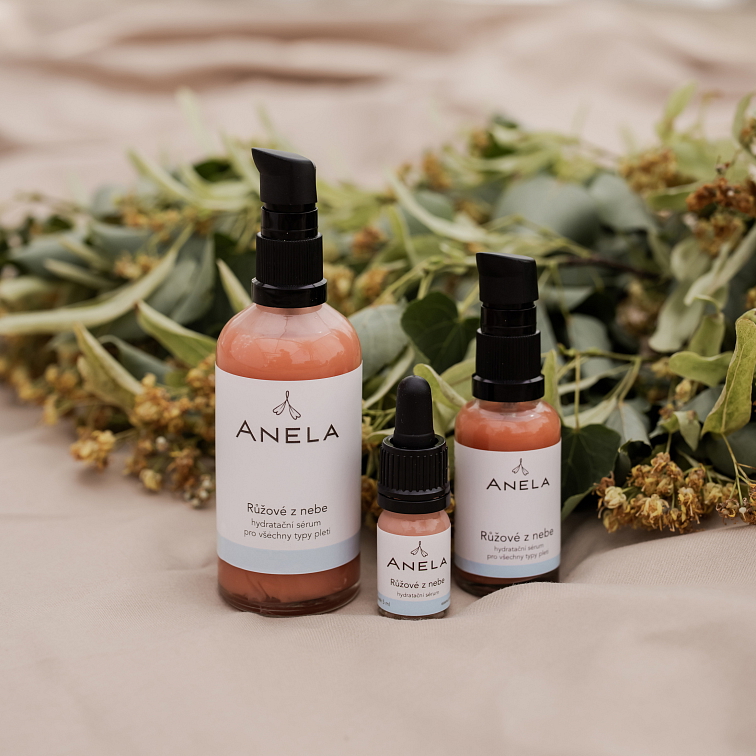 tři balení hydratačního séra Růžové z nebe, v pozadí listy lípy