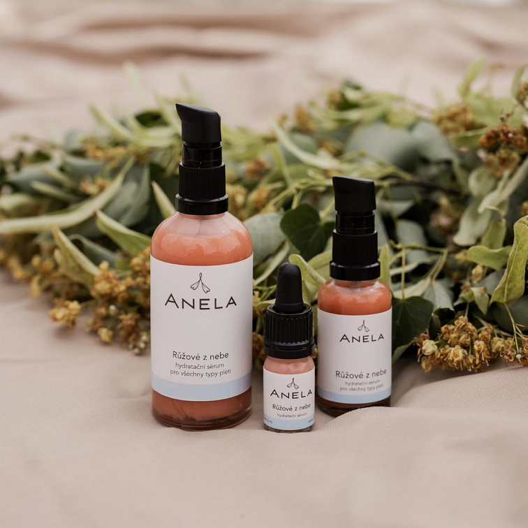tři lahvičky hydratačního séra Růžové z nebe