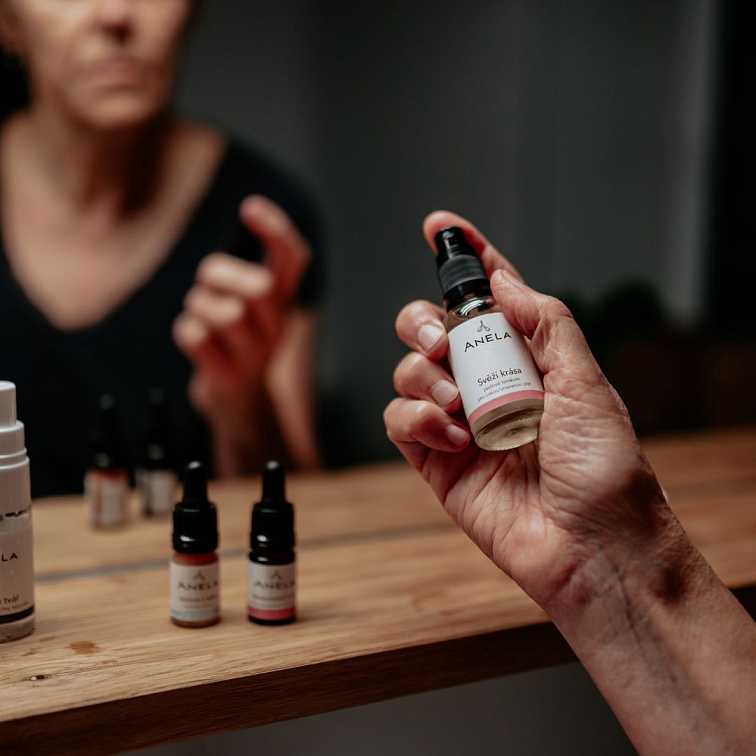 žena držící v ruce tonikum Svěží krása