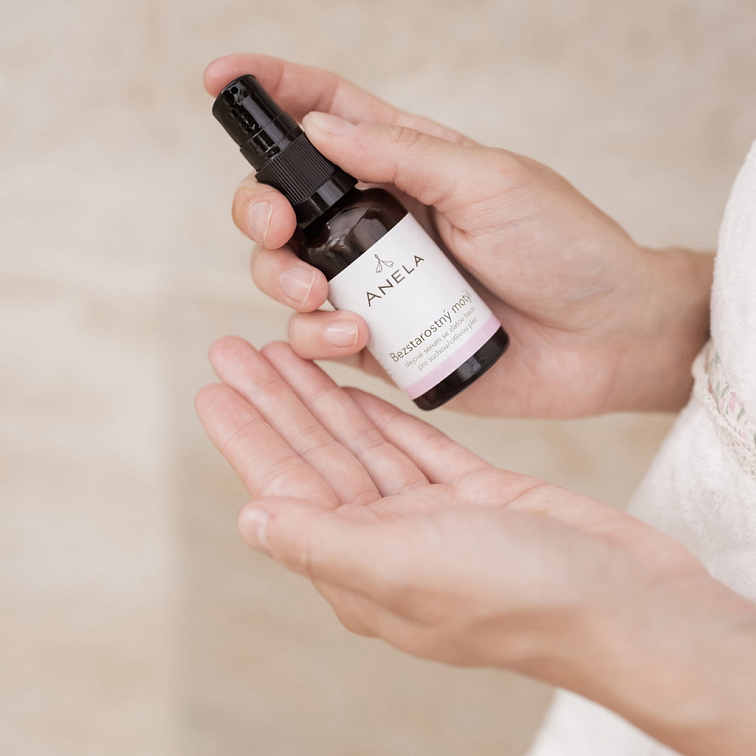 ruce držící zklidňující olejové sérum na pleť: Bezstarostný motýl