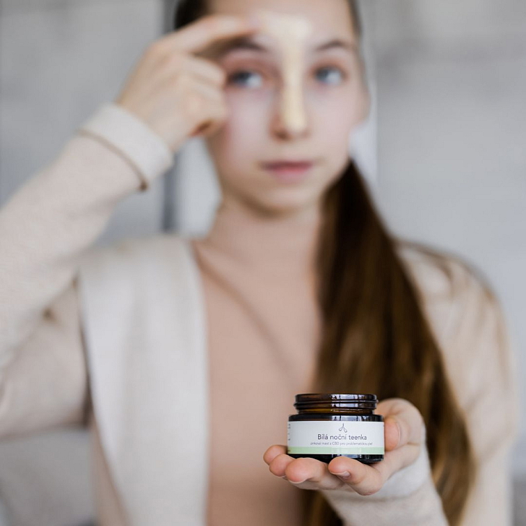 dívka nanášející si zinkovou mast Bílá noční teenka