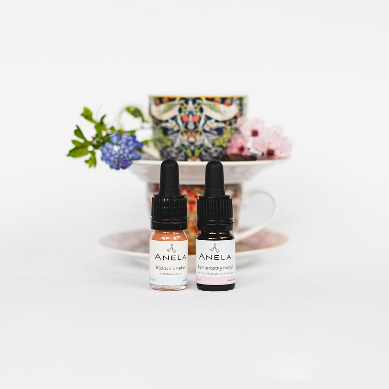 lahvičky produktů hydratačního séra Růžové z nebe a olejového séra Bezstarostný motýl