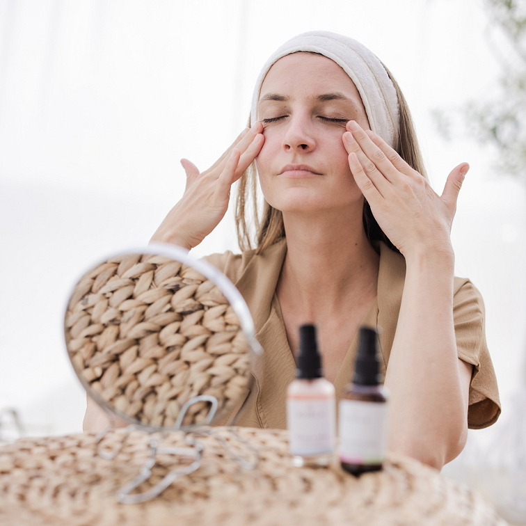 žena aplikující si na pleť hydrataci a výživu
