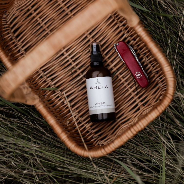 Přírodní repelent s hojivými účinky, položený v proutěném košíku s nožem