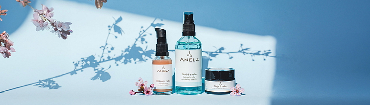 hydratační pleťová kosmetika, na modrém pozadí, v rohu větev stromu třešeň