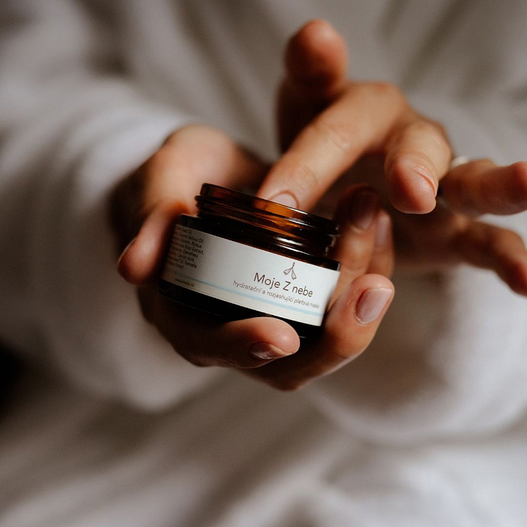 ruce držící hydratační pleťovou masku Moje Z nebe