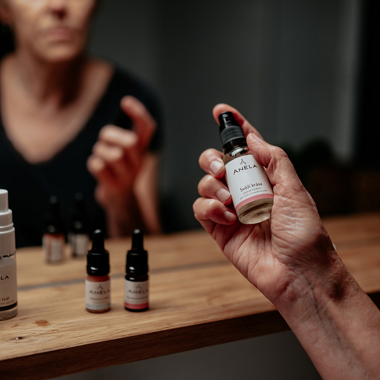 Vklouzněte do péče o pleť s Anelou lusknutím prstu