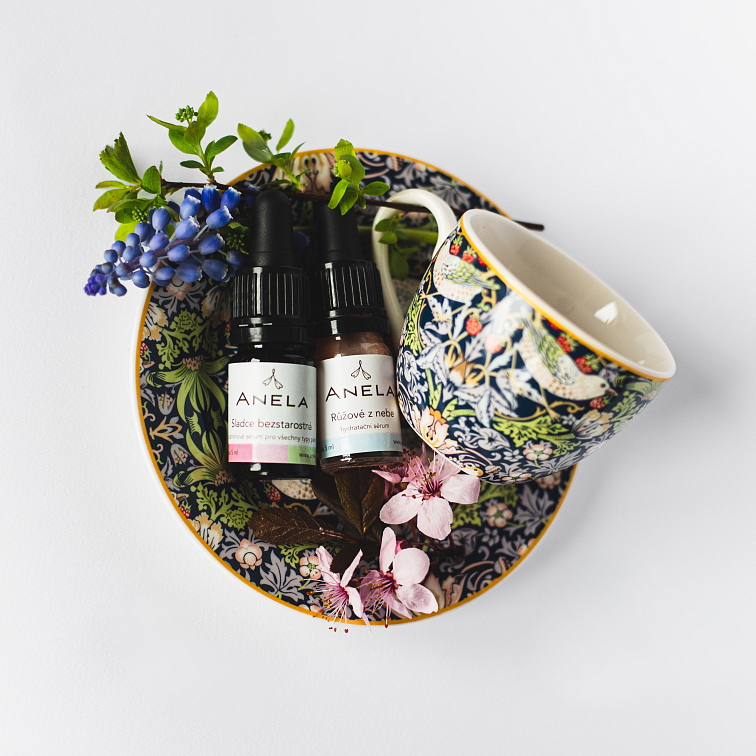 základní kosmetická sada pro hydrataci a výživu každého typu pleti, položené na podšálku s hrnečkem