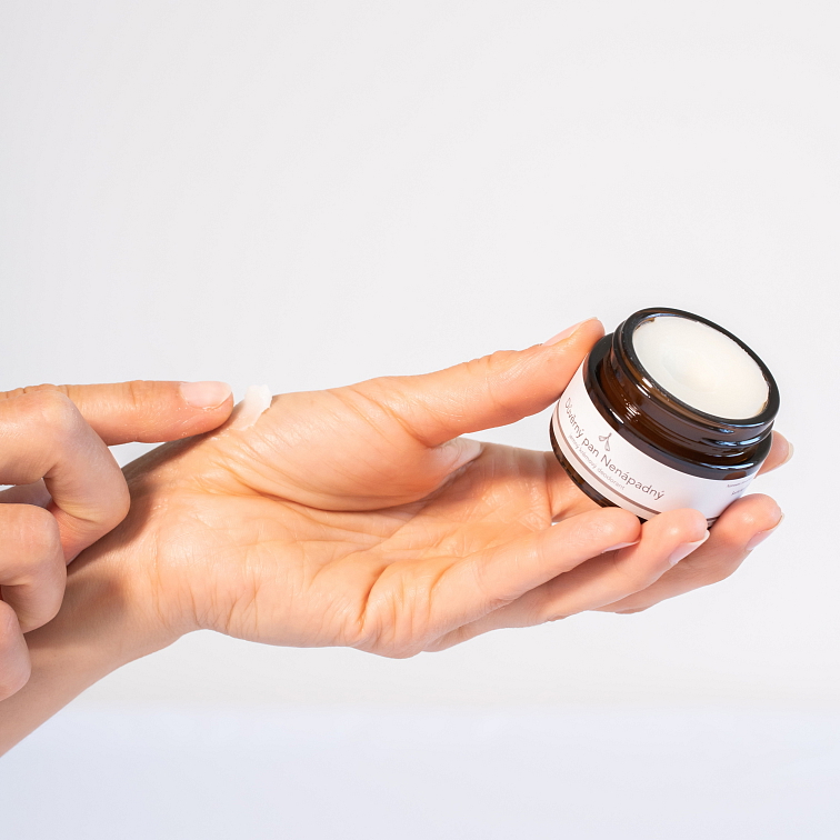 ruka držící přírodní deodorant bez hliníku: Důvěrný pan Nenápadný