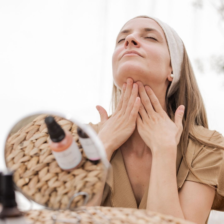 dívka nanašející pleťové hydratační sérum a vitamínové olejové sérum 