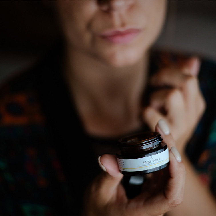 žena nanášející si vyživující balzám a masku na rty 2v1: Moje Hebké