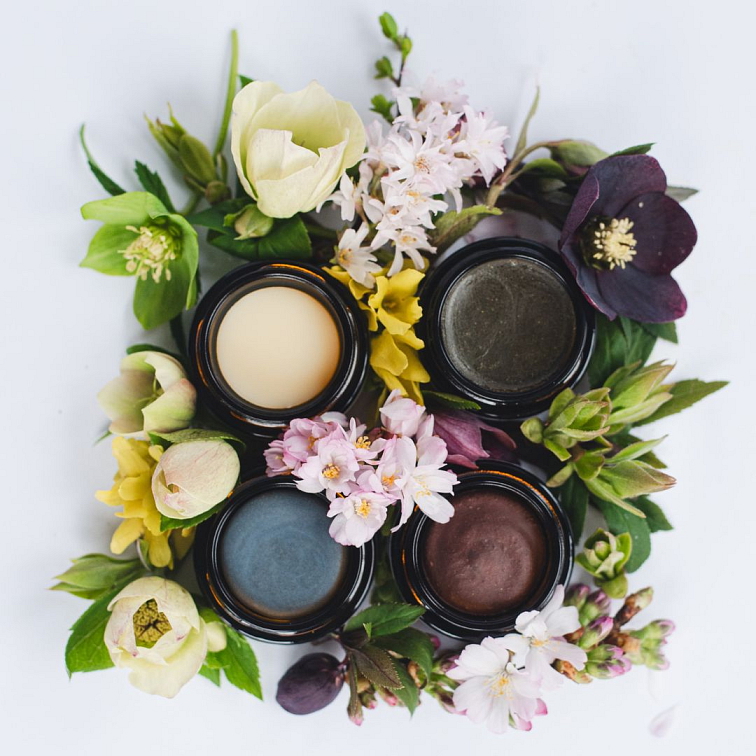 pleťové masky, pohled z vrchu do otevřené skleničky, kolem květiny, na bílém podkladu