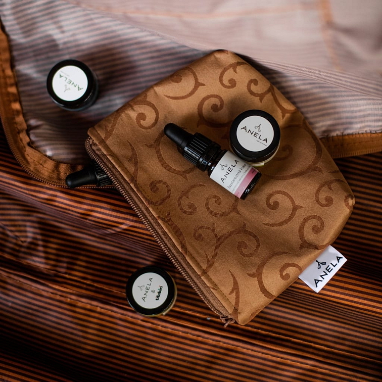 kosmetická sada pro hydrataci a výživu suché a citlivé pleti, položené na kosmetické taštičce