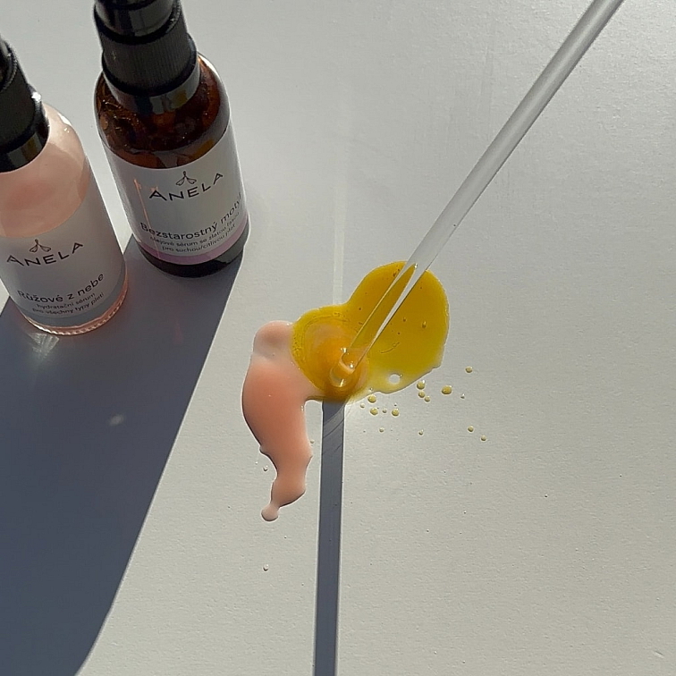 míchání hydratační a pleťového olejového séra