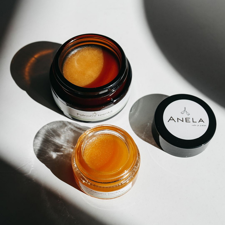 regenerační balzám s CBD pro problematickou a mastnou pleť, otevřený, náhled do nádob dvou velikostí