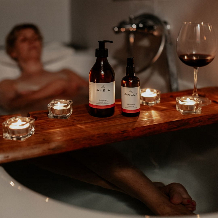 relaxující žena ve vaně s Koupelovým olejem pro ženy v menopauze