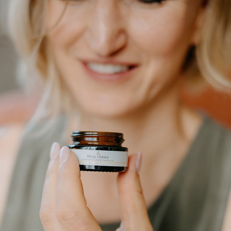 žena držící před obličejem kalíšek masky na rty Moje hebké