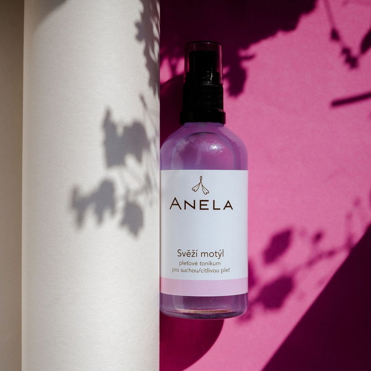 lahvička tonika pro suchou Svěží motýl, bílo-růžové pozadí