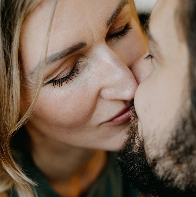 žena a muž, dávající si polibek na rtry