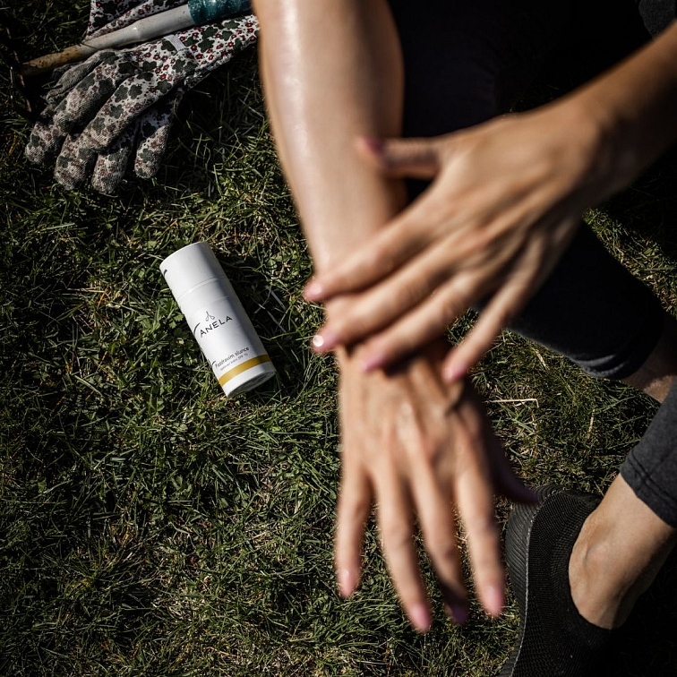 ruka roztírající Výživný přírodní opalovací krém s SPF: Pozdravím slunce