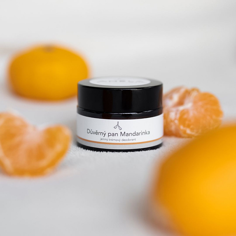 přírodní deodorant Důvěrný pan Mandarinka, v pozadí mandarinky