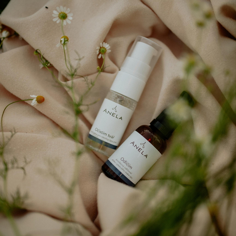 produkty pleťové kosmetiky na čistění pleti, na béžové dece, v popření drobné kvítky