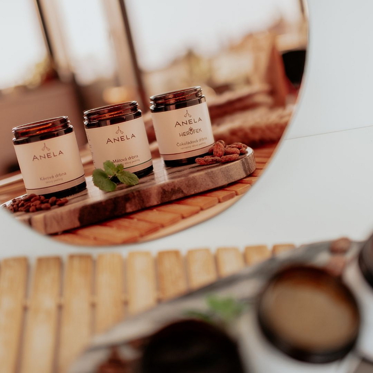 Peeling nebo scrub? Jak vybrat a správně používat exfoliační kosmetiku v péči o pokožku