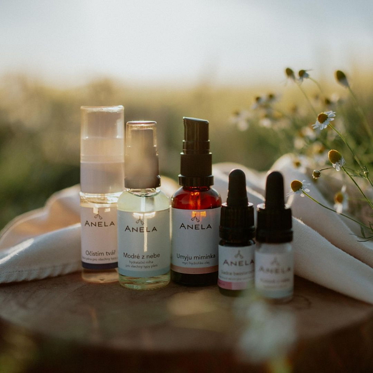 kosmetické produkty minimalistické péče o pleť na cesty