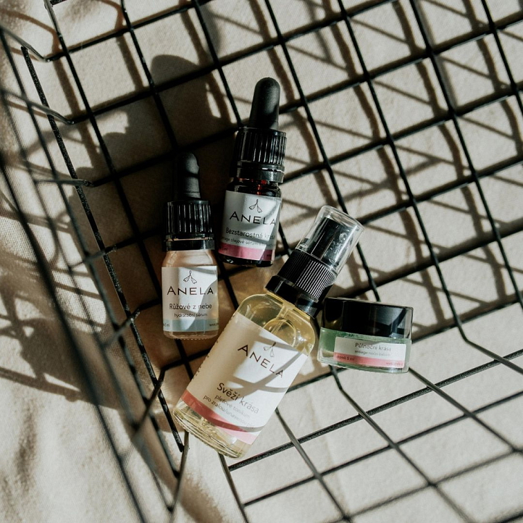 Set anti-age kosmetiky pro zralou a unavenou pleť, čtyři produkty položené v košíku