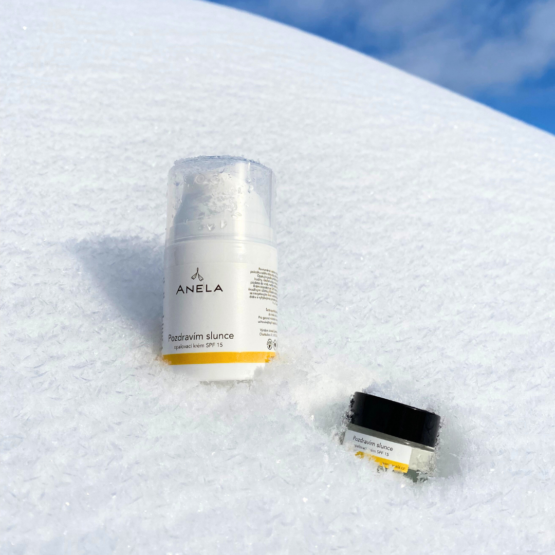 Výživný přírodní opalovací krém s SPF: Pozdravím slunce, ve dvou velikostech, položené ve sněhu