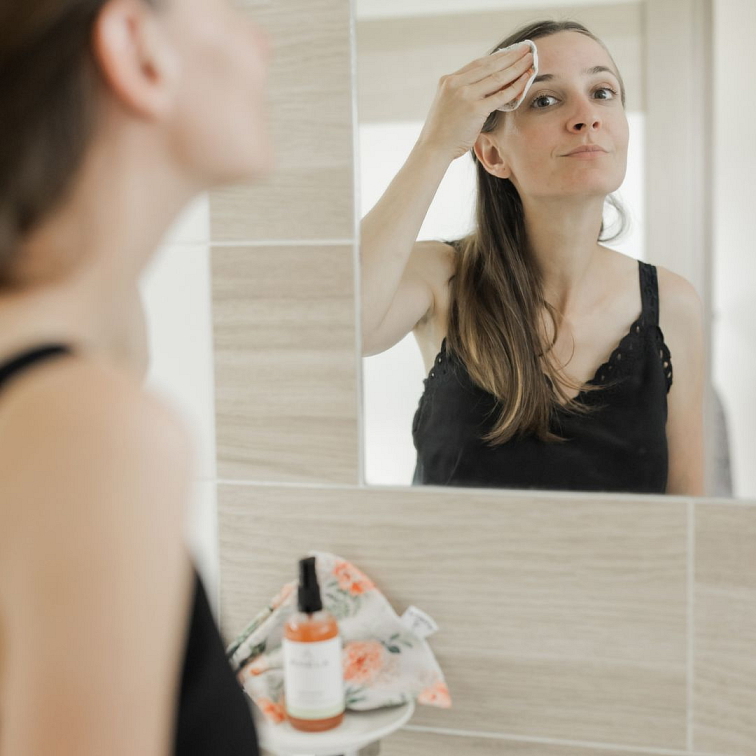 dívka čistící si pleť tonikem Svěží teenka